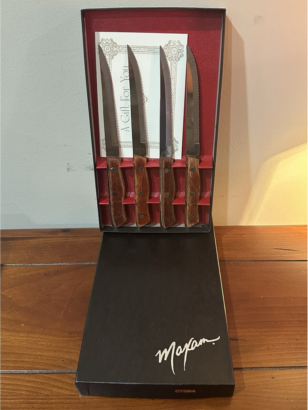 Maxam 4-Piece Serrated Steak Knife Set, Stainless Steel Blades, Wood Handles